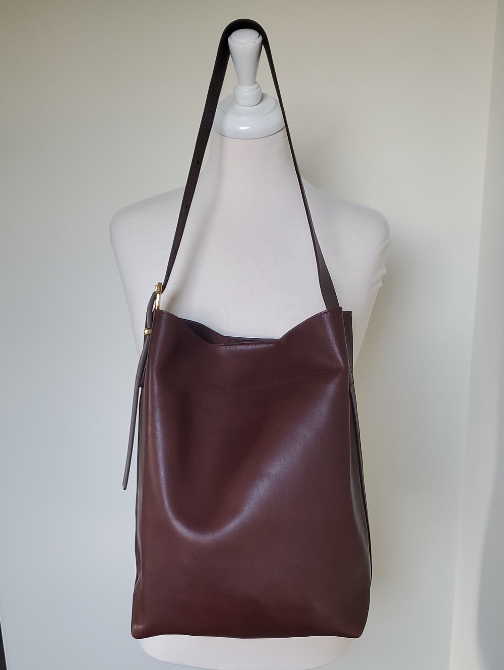 EUC Madewell The Essential Bucket Bag in Chocolate Raisin Leather